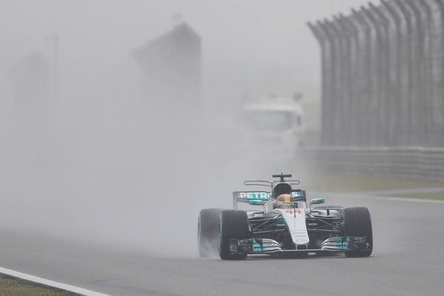 Lewis Hamilton in azione con la Mercedes. Reuters